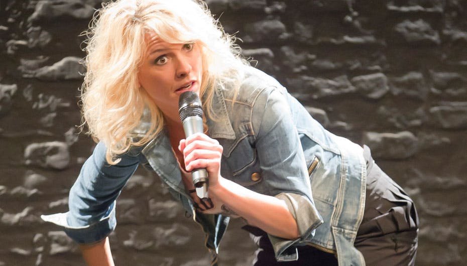 Cecilie Frøkjær arbejder hårdt på at få folk til at klaske sig på lårene af grin