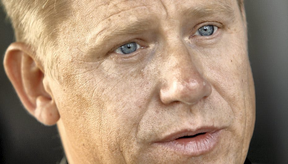 Fodboldlegenden Peter Schmeichel klatter fodboldmillionerne væk