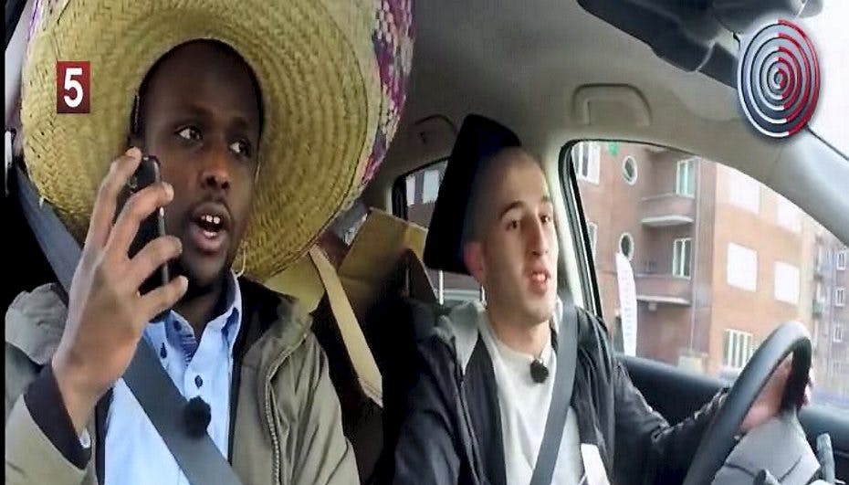 Abdi og Saif køber sombrero-hatte for at forvirre efterforskerne.