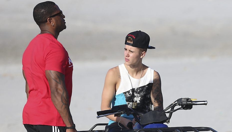 Justin har ikke fred på stranden i Panama