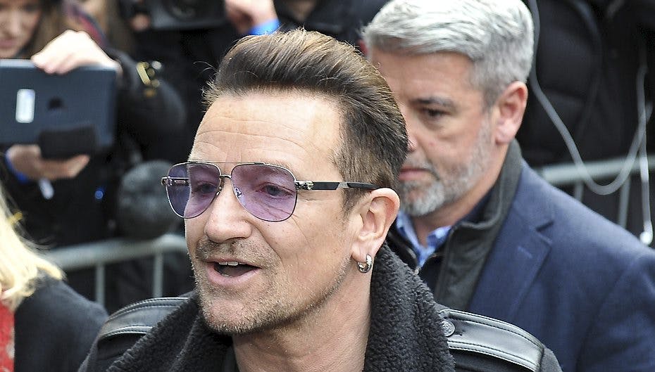 Bono har valgt at tage flyulykken fra den humoristiske side.