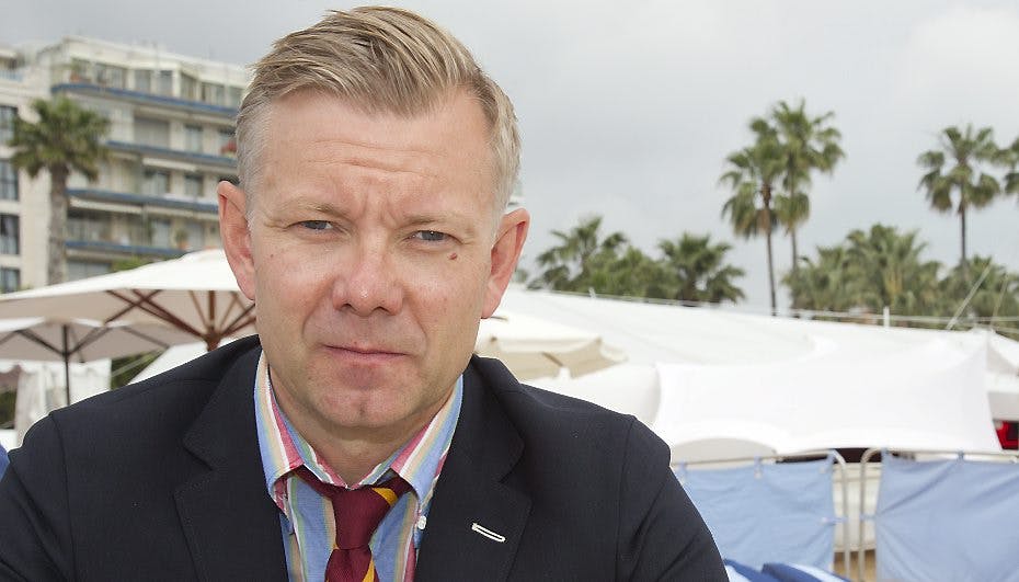 Casper Christensen gemmer på adskellige tatoveringer inde under tøjet.