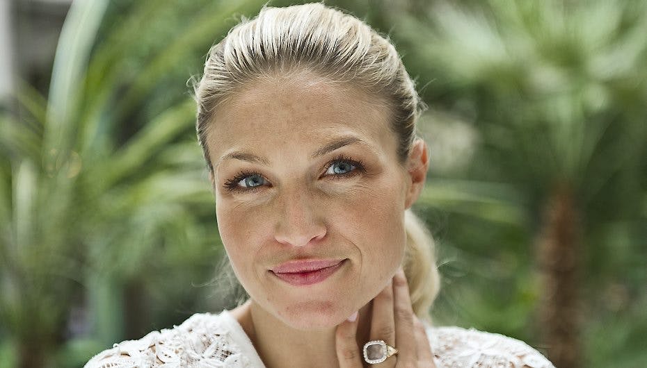 Christiane Schaumburg-Müller O'Connor får sig en på opleveren