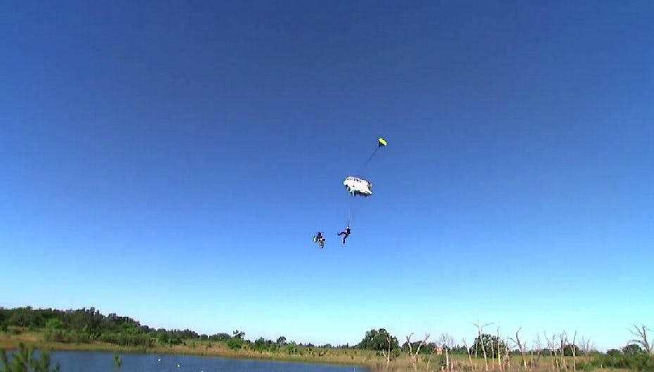 Brad O'Neil har sluppet motocross-cyklen og udløst sin faldskærm.