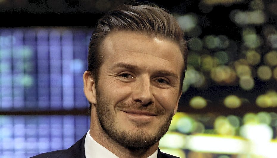 David Beckham smider igen, igen kludene får åbne kameraer