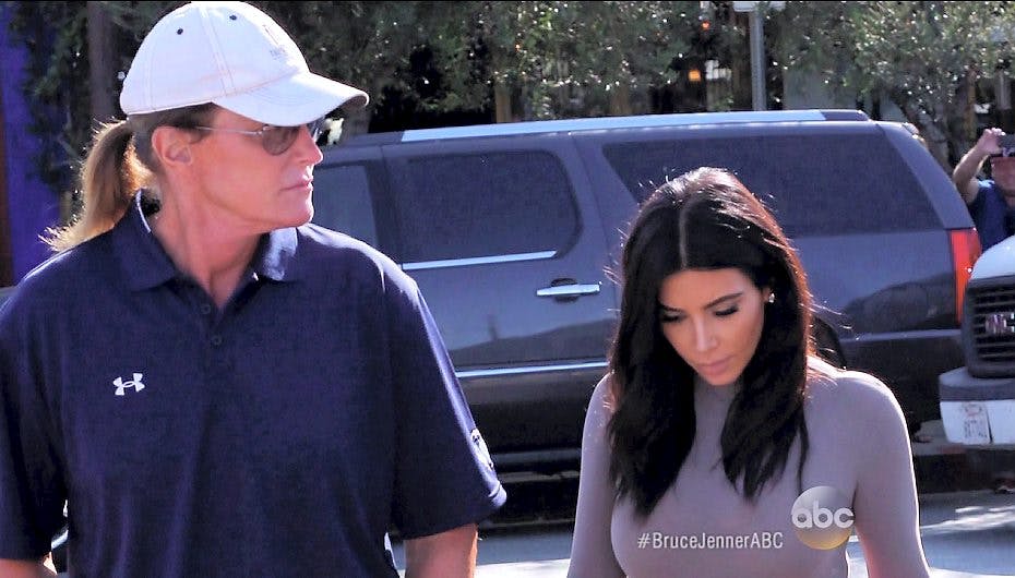 Bruce Jenner og den berømte datter Kim Kardashian. Hun lægger ikke skjul på, at stedfaderens kønsskifte kræver terapi.