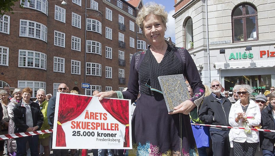 Birthe Neumann fik sin egen flise og blev "Årets Skuespiller 2012". Nu kan du stemme på din favorit til dette års flise