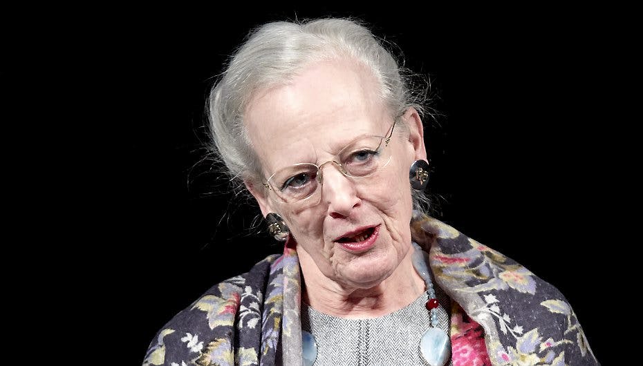 Dronning Margrethe føler sig både stolt, men også udfrodret, når hun viser sin kunst offentligt.