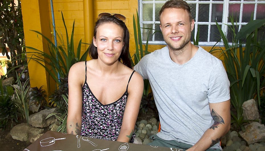 Simone Annfeldt og Martin Lund er barndomsvenner, men ikke mere end det.