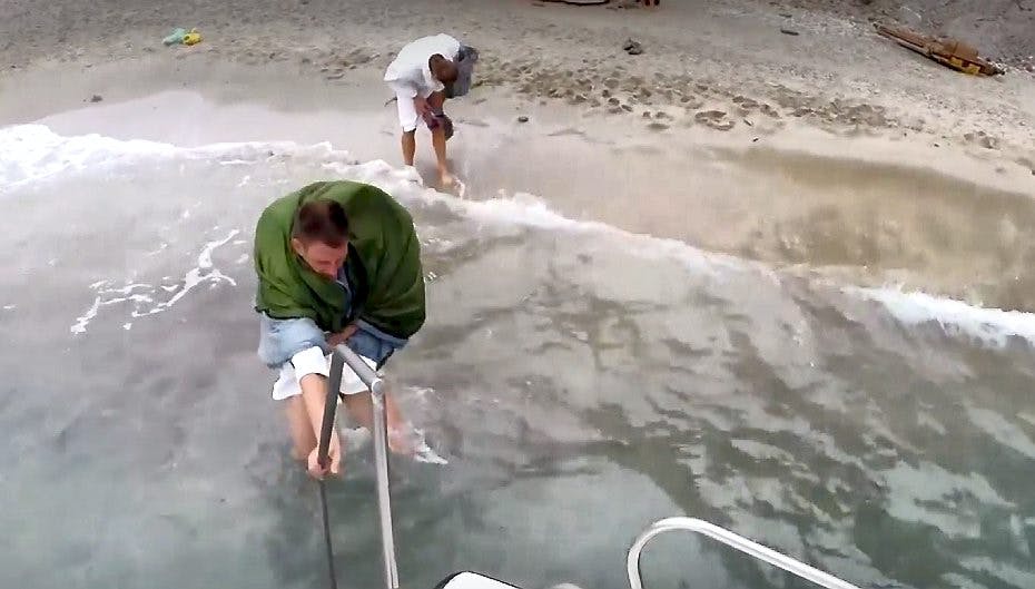 Voldsomt uvejr tvinger Dennis og Jackie væk fra dating-øen