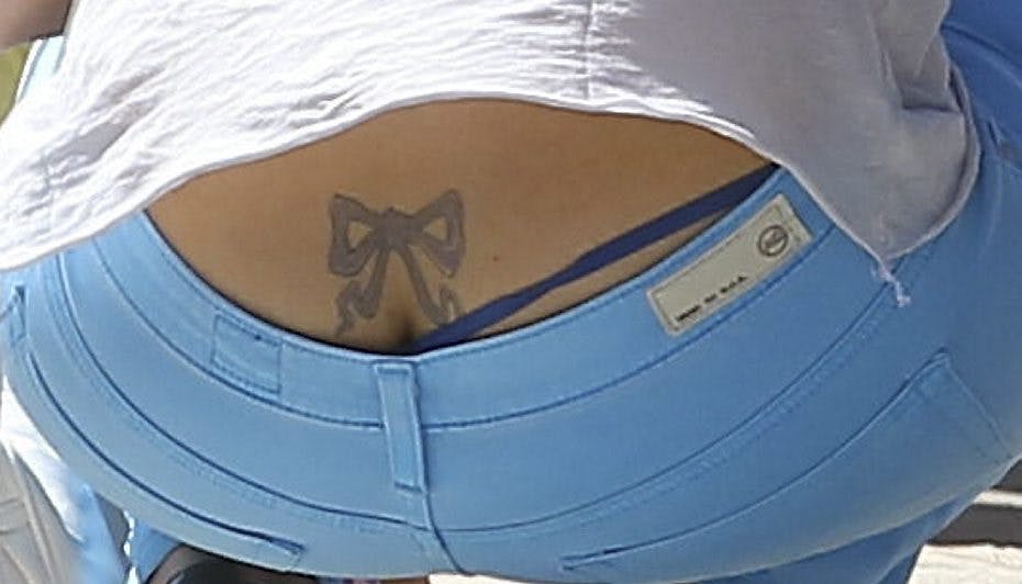 Skuespillerinden har pakket bagdelen ind med stof og sløjfe