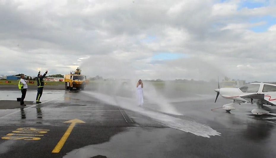 Carol Vorderman er en kendt TV-personlighed i England - og nu også én af de mange, der har taget Ice Bucket Challenge til sig