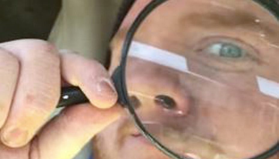 Lige om lidt brænder han sin ven med et forstørrelsesglas.