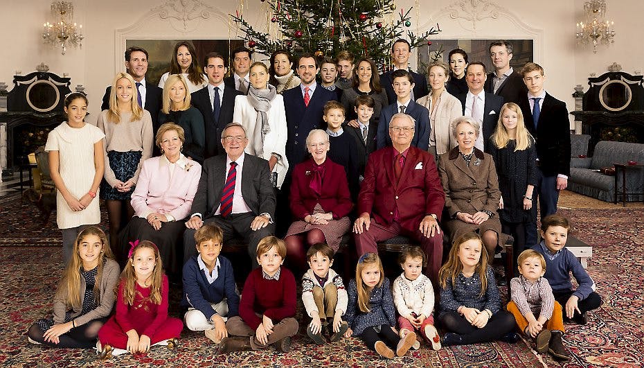 Du kan blive klogere på Kongehusets medlemmer ved at bruge vores interaktive version af familiebilledet nederst