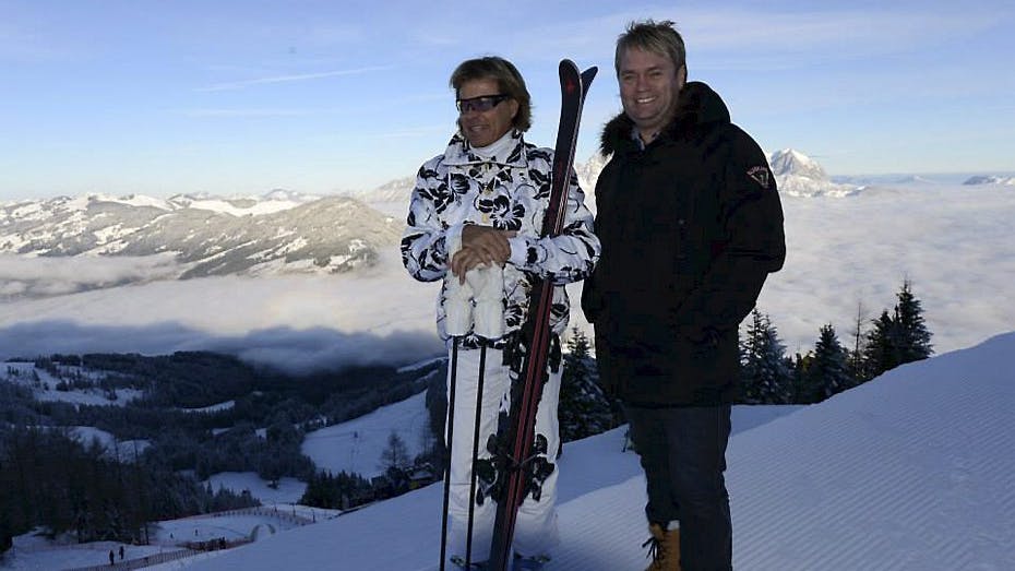 Hansi Hinterseer og Johnny Hansen nyder udsigten og sneen
