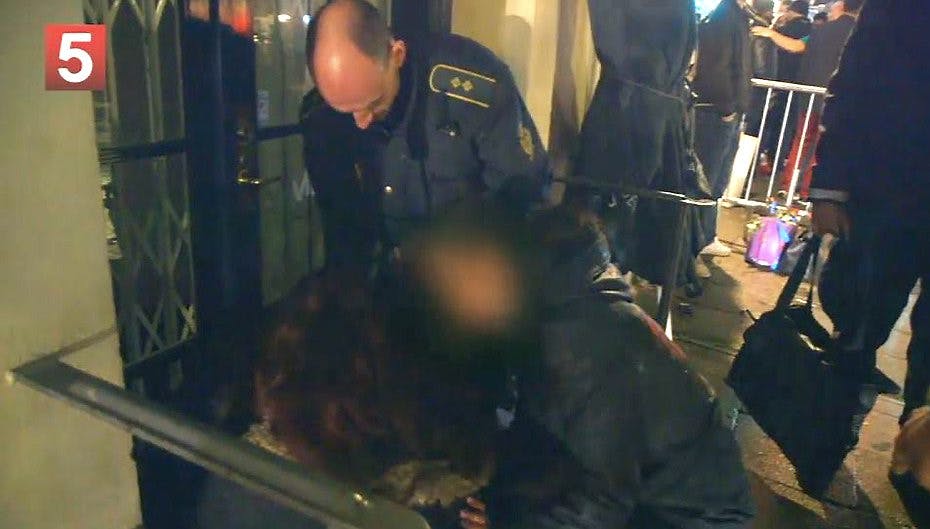 Se hvordan det går den stive kvinde i klippet i artiklen.