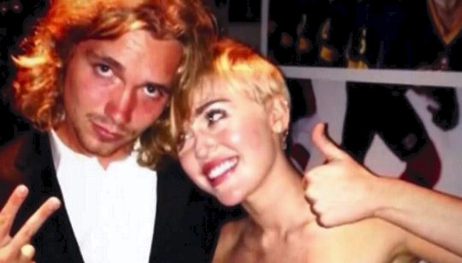 Miley Cyrus sammen med sin hjemløse ven
