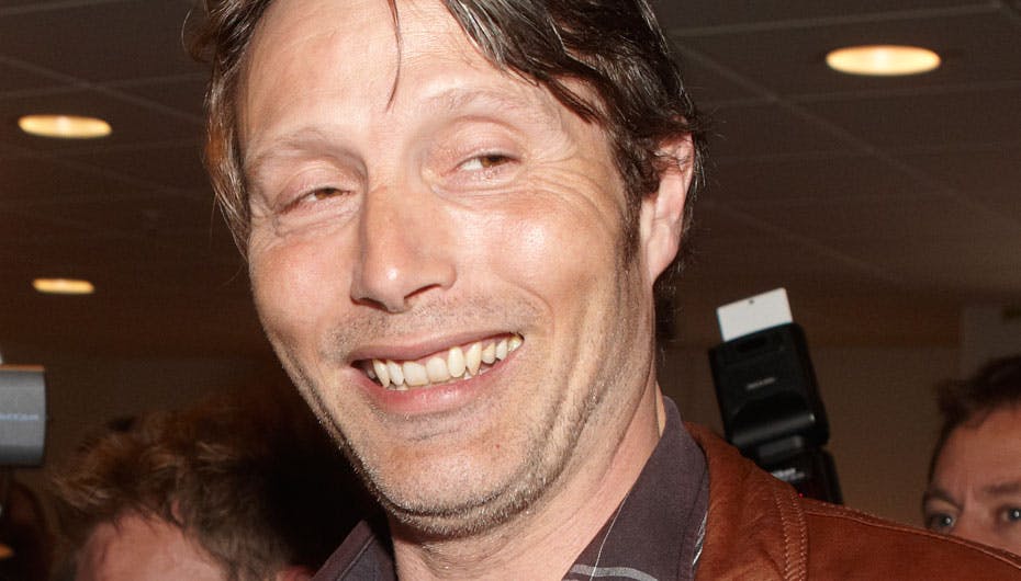 Mads Mikkelsen er en særdeles populær herre blandt kvinderne. Han kan blandt andet få dem til at købe rejser til eksotiske lande