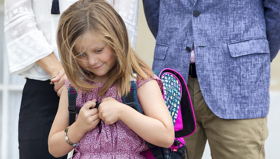 Det er sjældent, at man ser prinsesse Isabella så genert og artig, som hun var på sin første skoledag