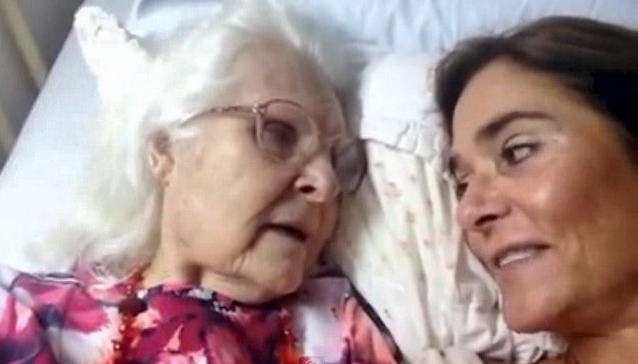 Kelly sammen med sin 87-årige mor