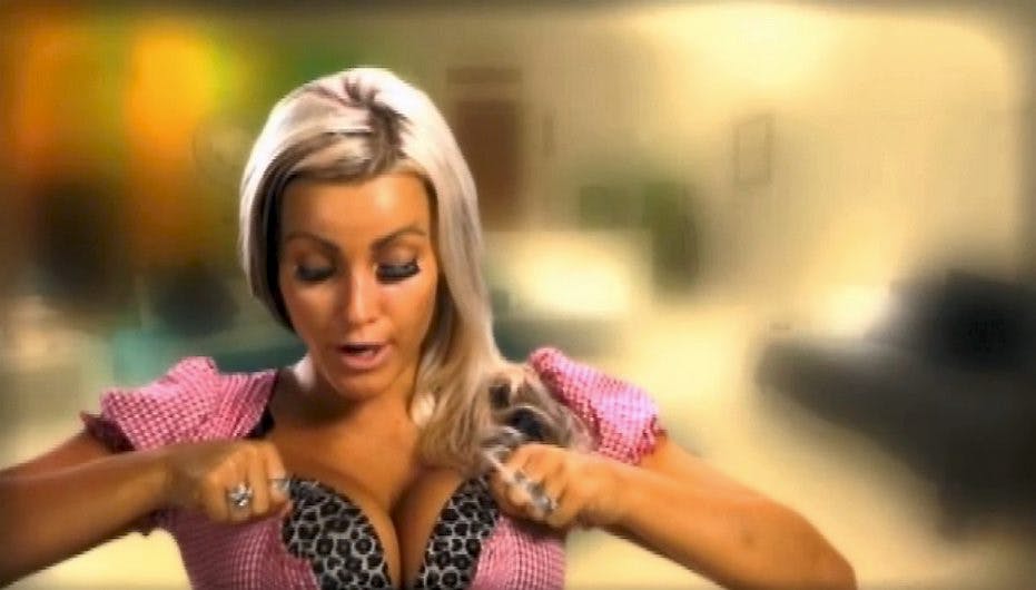 Sandy må bruge snor til at få kasserne på plads i aftenens episode af Paradise Hotel.