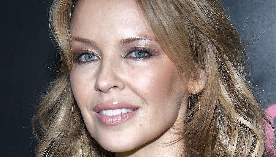 Kylie Minogue er efter fem år blevet single, og det er hårdt for hende