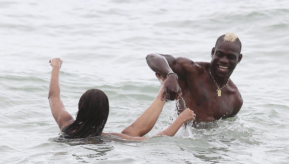 Det er ikke kun på fodboldbanen, at Mario Balotelli kan drille