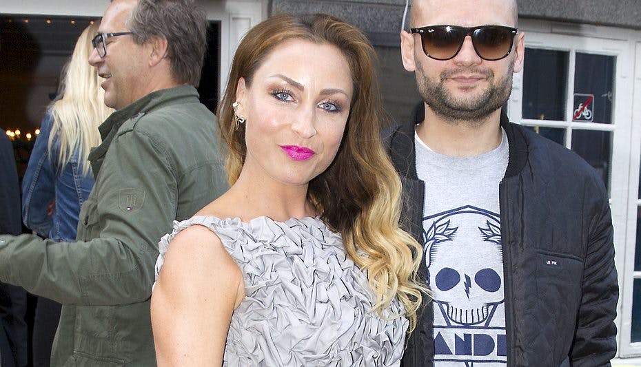 Szhirley med faderen til hendes to børn Mads Møller bag sig