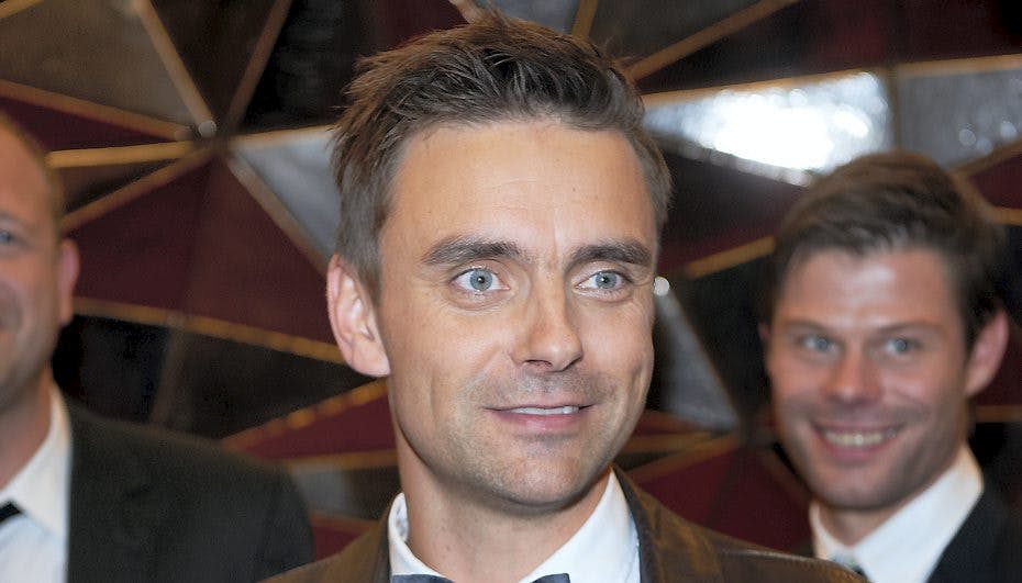 Det er kun i musikken, at Simon Kvamm for alvor skejer ud.