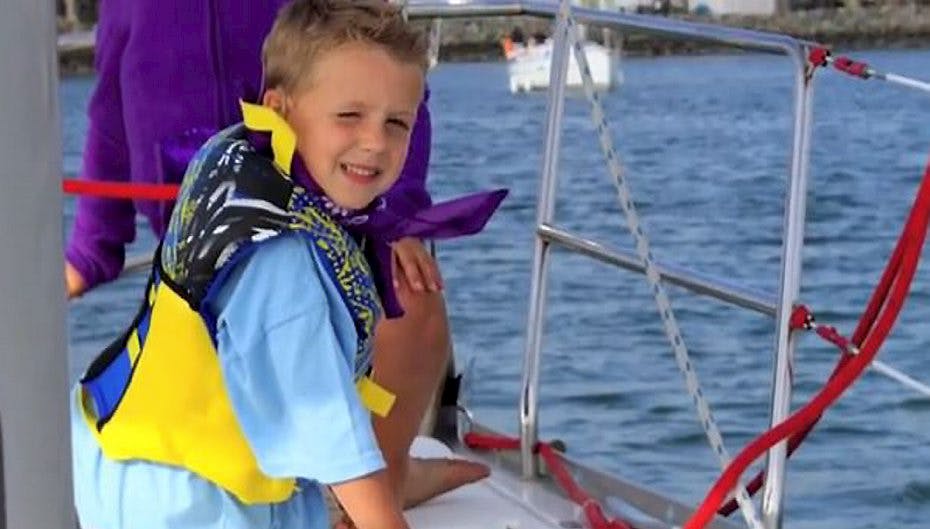 Ryland er en sund og rask dreng, der elsker at sejle... Men i virkeligheden er den lille dreng en pige