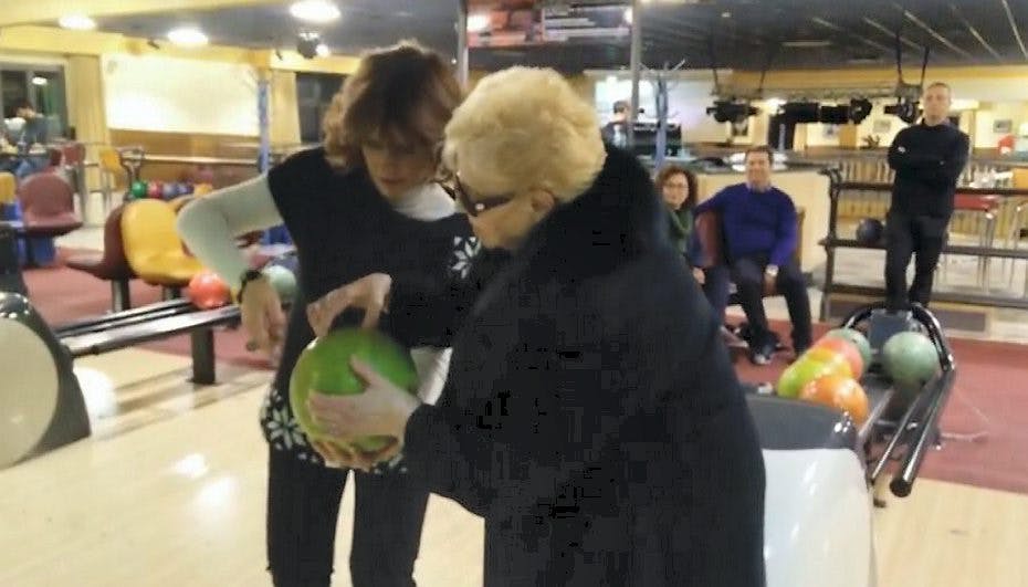 Se videoen: Bedstemor med ’slaw i’