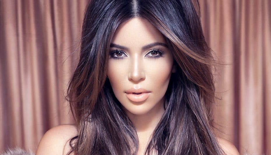 Smukke Kim Kardsahian smider tøjet for det franske modemagasin Factice. Nyd de hede billeder herunder!