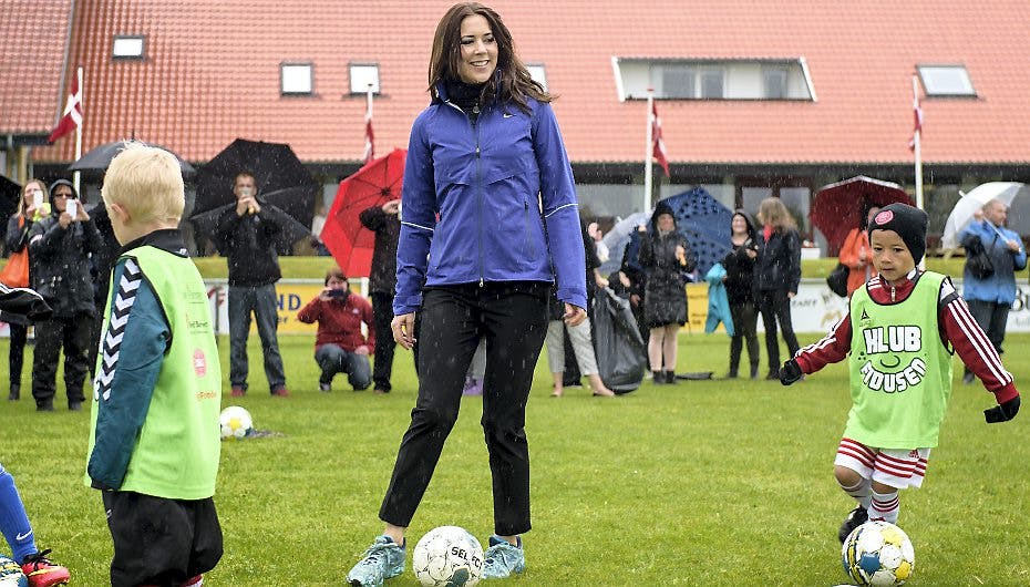 Mary lærte en fodboldfinte eller to i Aalborg.
