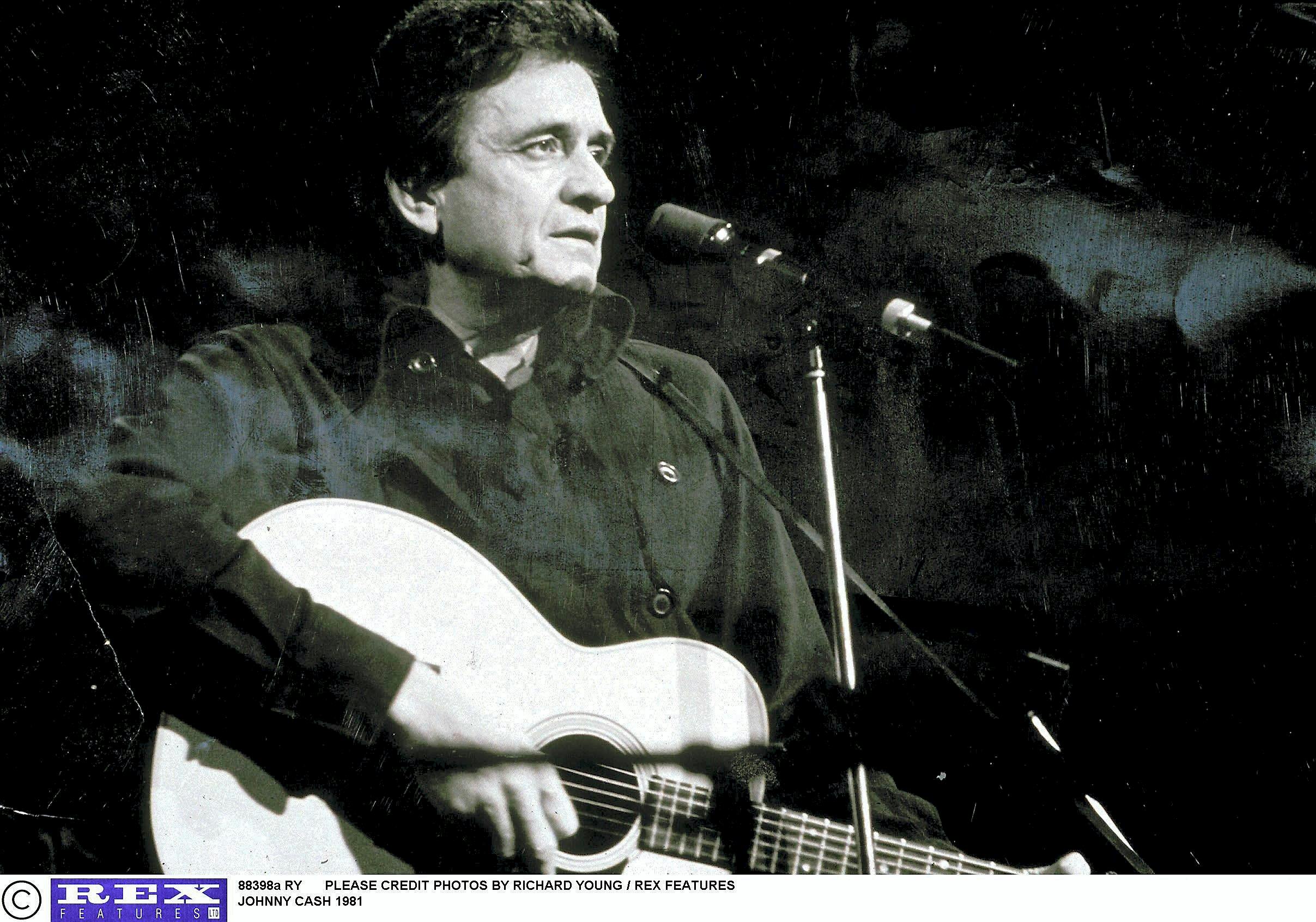 Legenden Cohnny Cash med sin akustiske guitar