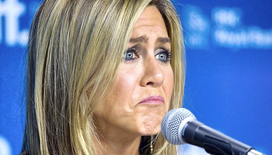 Jennifer Aniston forlovede har lidt for lange og nysgerrige fingrer, når det kommer til makeuppen.