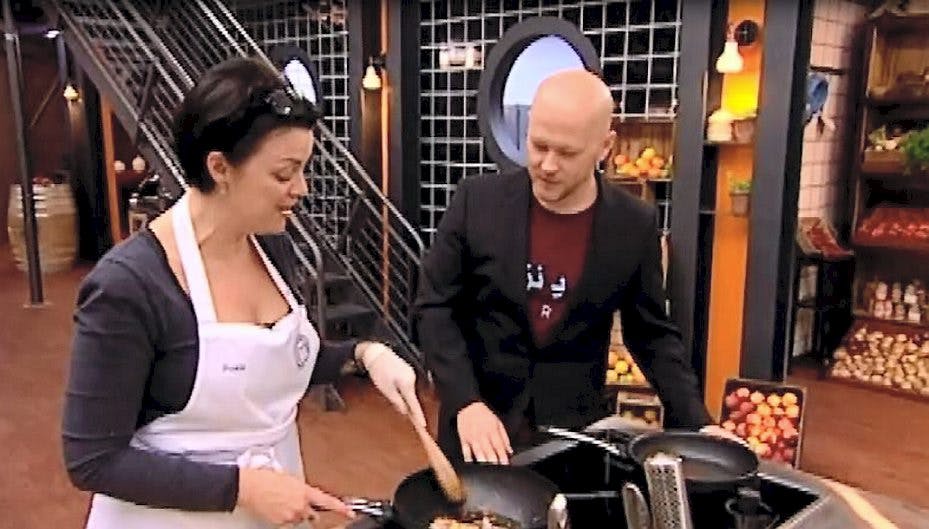 Pusle i fuld gang med at kreere sin stærke karrypasta