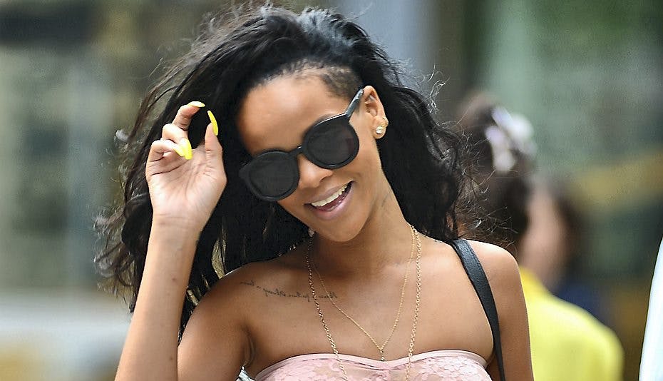 Ups! Rihanna kom til at vise brystvorter gennem en gennemsigtig top. Se billederne herunder...