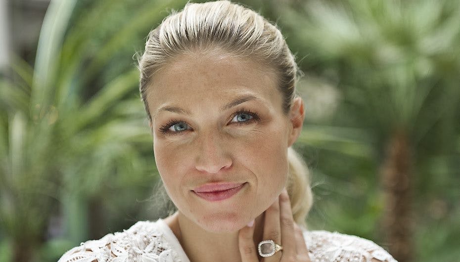 Christiane Schaumburg-Müller kan ikke finde ud af at stresse af i Danmark, så nu resjer hun fra kæresten