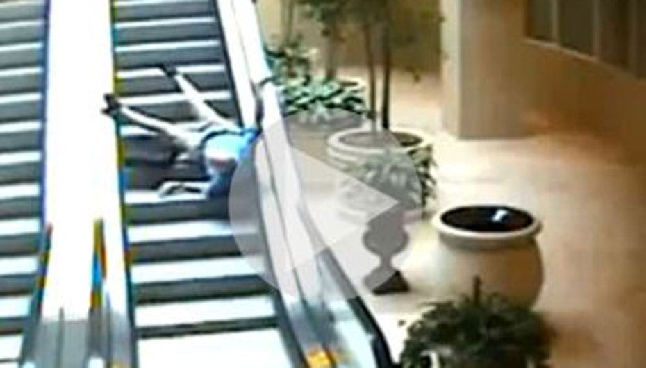 Ja, sådan en rulletrappe kan jo være noget af en udfordring, hvis man ikke lige er opmærksom på, at den rent faktisk bevæger sig...