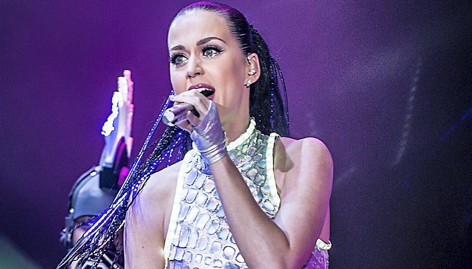 I aften giver Katy Perry den gas i Herning. Følg med herunder