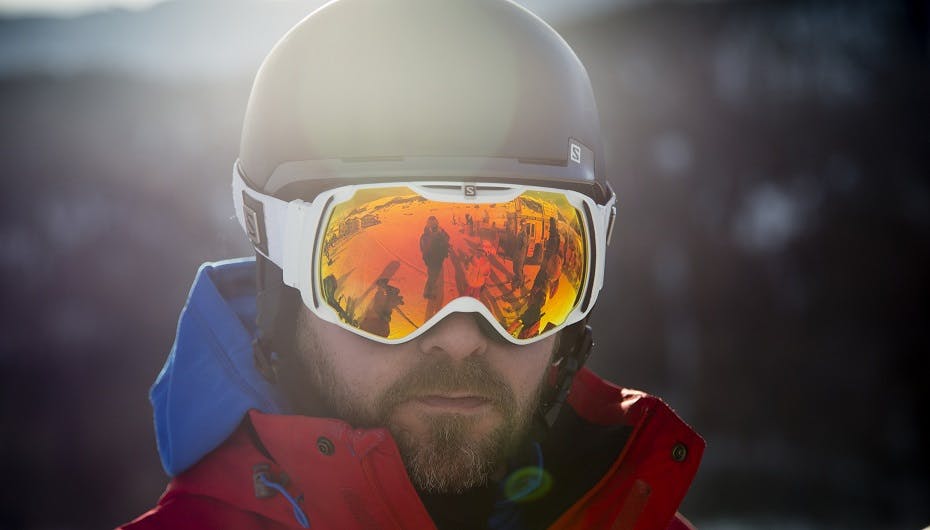 Jonas Schmidt er helt ny på ski, men han har udstyret i orden. Se ham og Tomas Villum gøre Alperne usikre i de otte afsnit af "Tosset Med Ski".