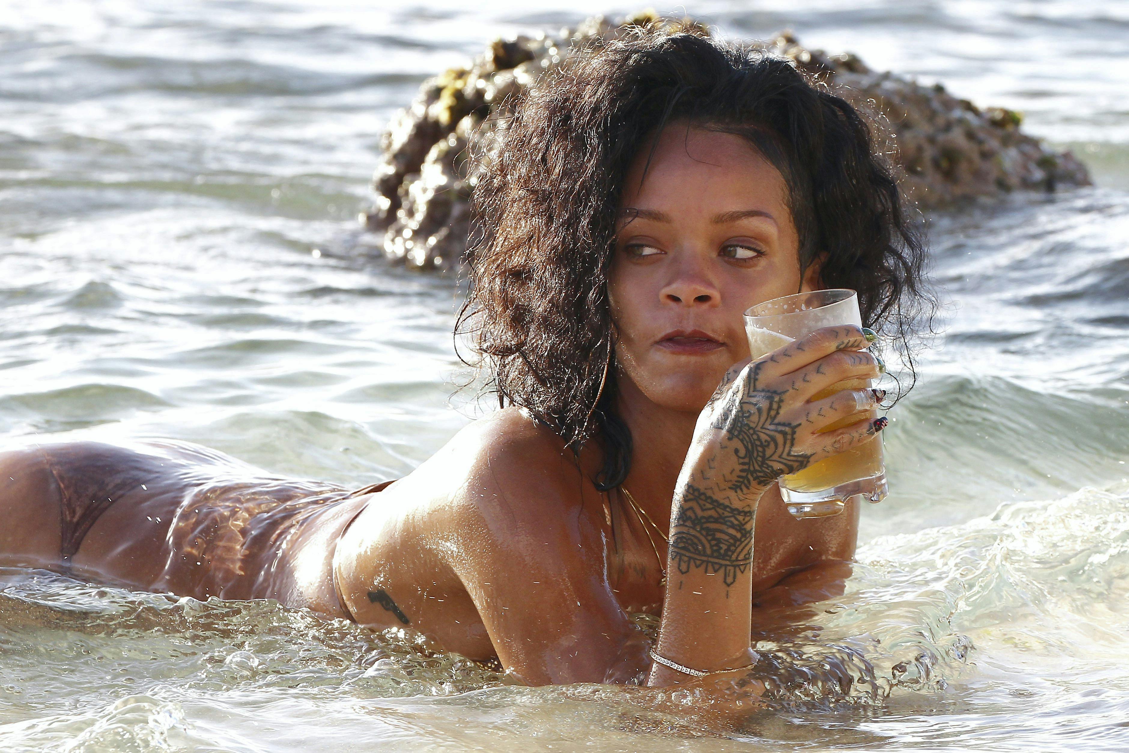 Rihanna nyder vandet på Barbados
