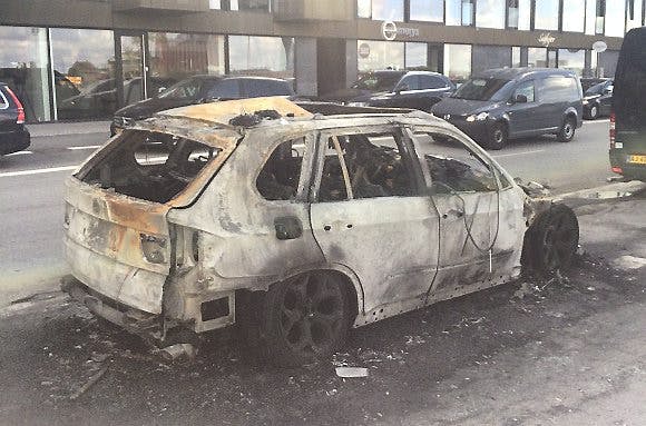 Branden blev påsat ved BMW'ens højre fordæk.