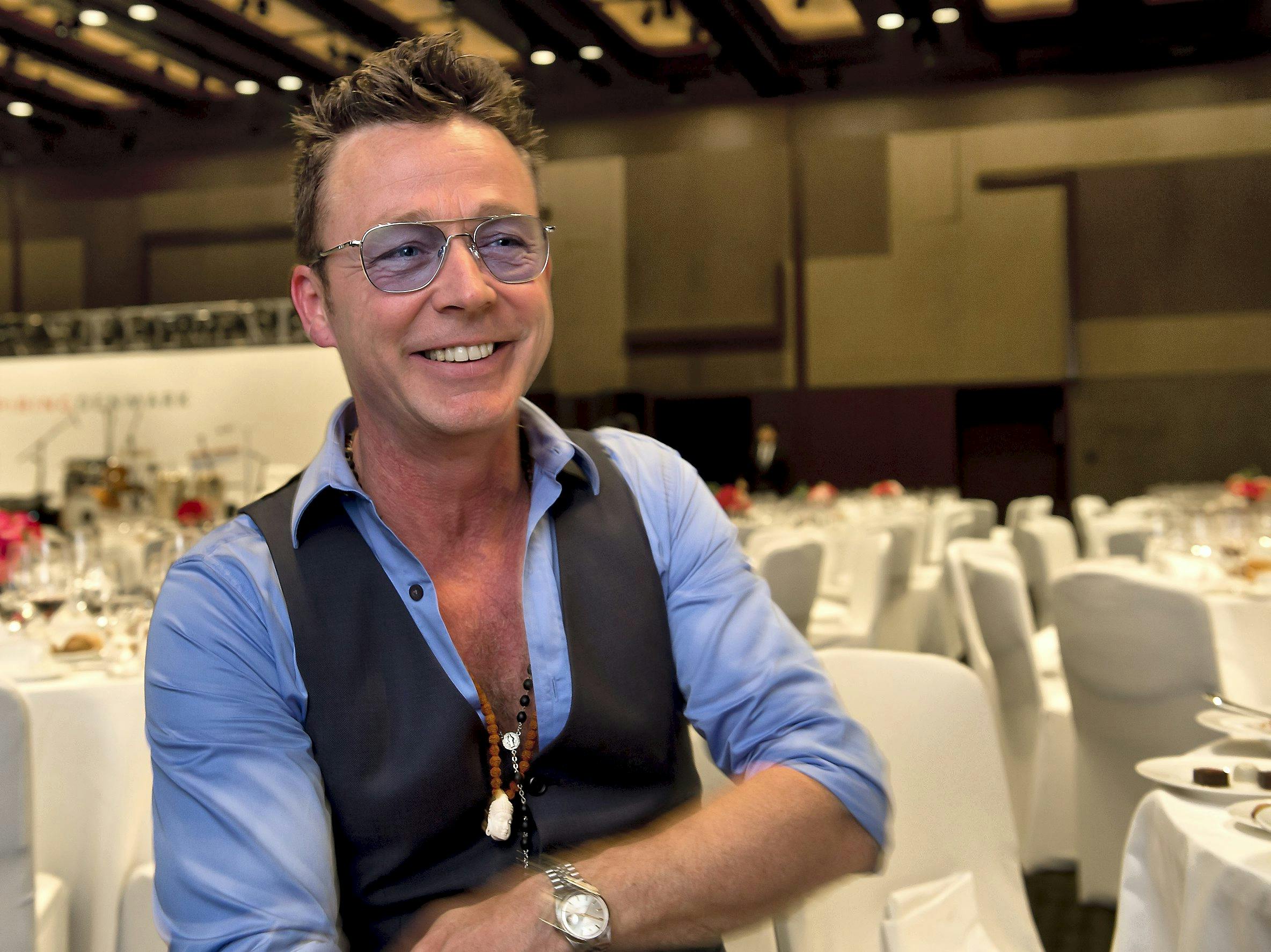 Thomas Helmig har god grund til at smile, hvis hans nye dame er lige så fræk, som billederne viser
