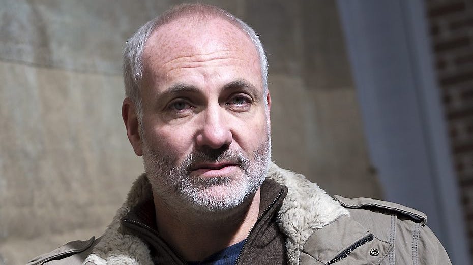 Kim Bodnia bruger et kosteskaft til at holde sig i form.