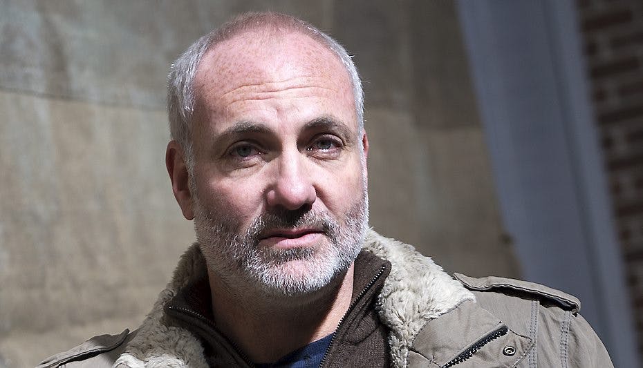 Kim Bodnia bruger et kosteskaft til at holde sig i form.