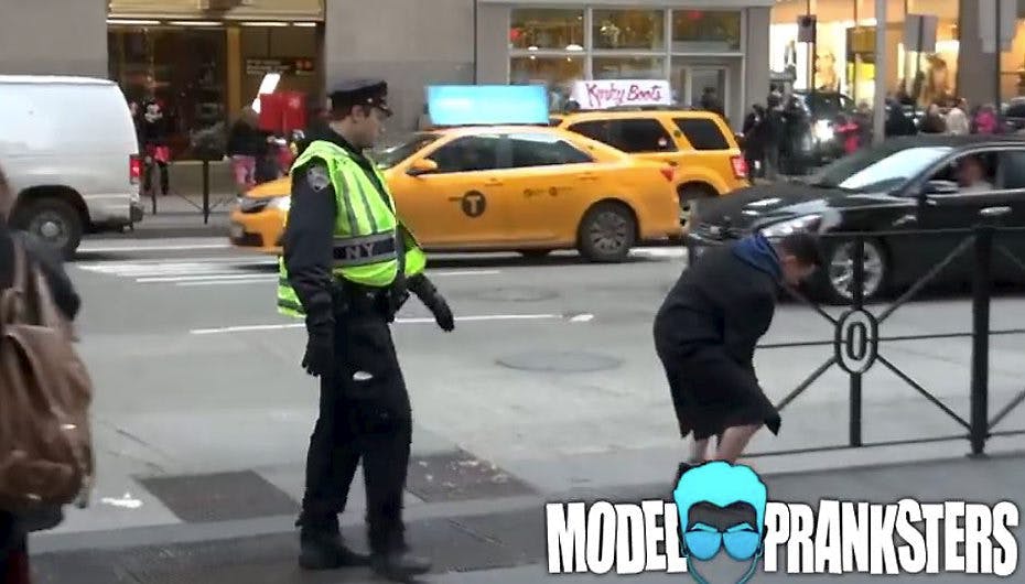 Se videoen: Hvordan reagerer ordensmagten mon, når de møder 'onani' i det offentlige rum?