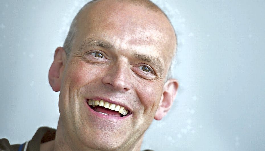 Revystjernen Niels Olsen har ingen problemer med at tage imod odrer fra konen