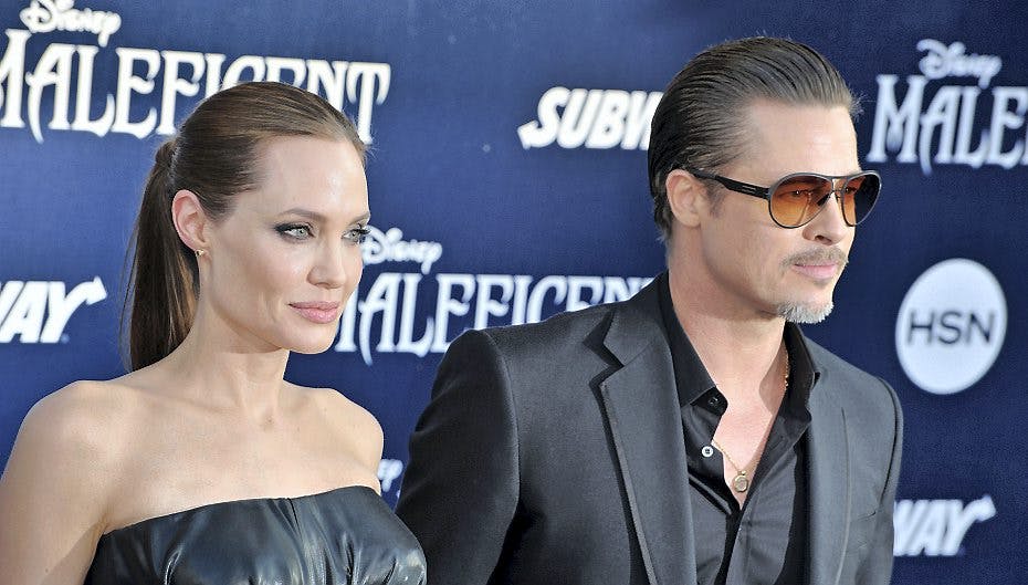 Angelina Jolie og Brad Pitt giftede sig i Californien for at få det juridiske på plads inden det mere romantiske bryllup i Frankrig.