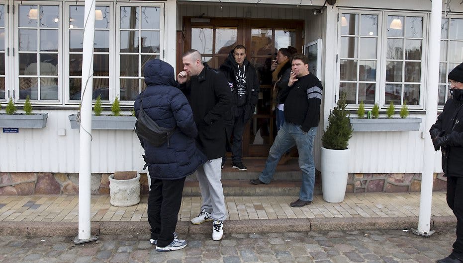 L.O.C hygger sig foran hotellet i Svendborg med en dulmende smøg.